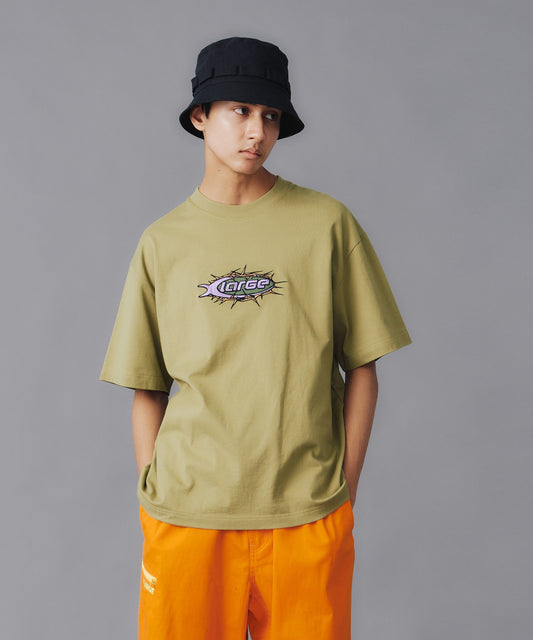 BARBED WIRE LOGO S/S TEE